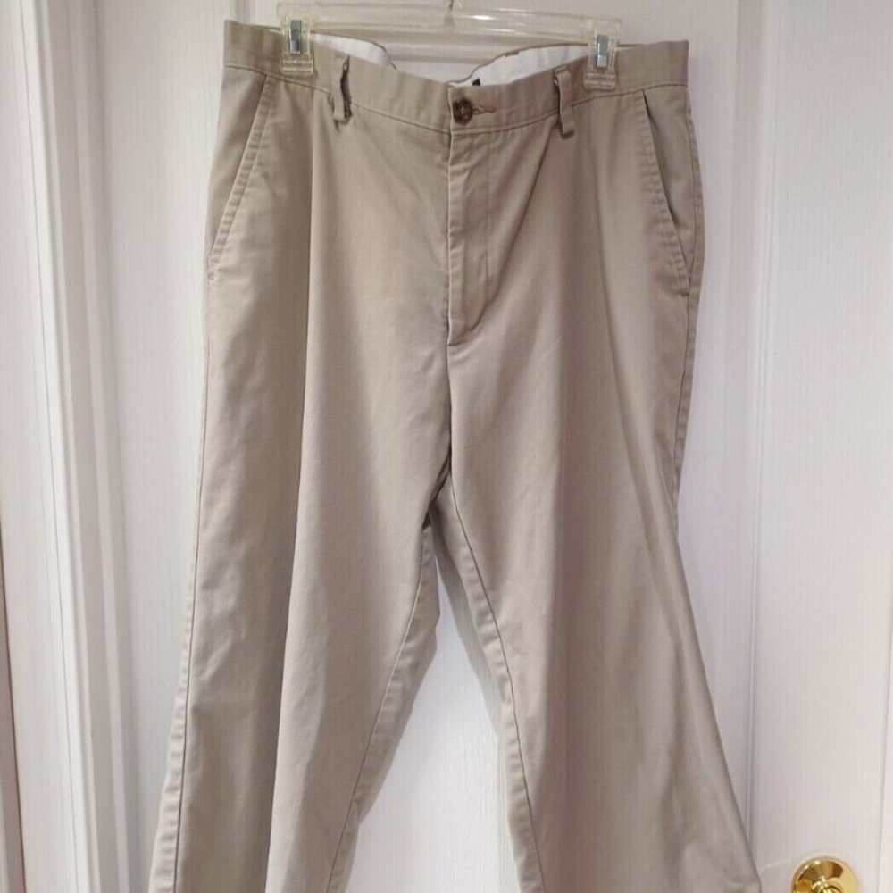 Men DOCKERS pants khaki, classic fit, flat front, pre-owned, size 36 x 30